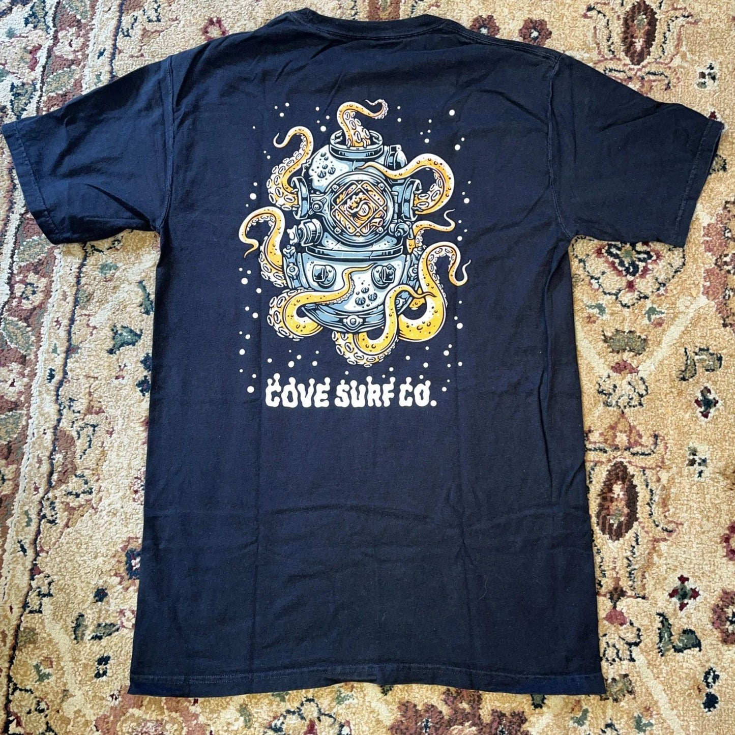 COVE Surf Co Octopus Diver T-Shirt Black Mens Small Graphic Tee Excellent Used