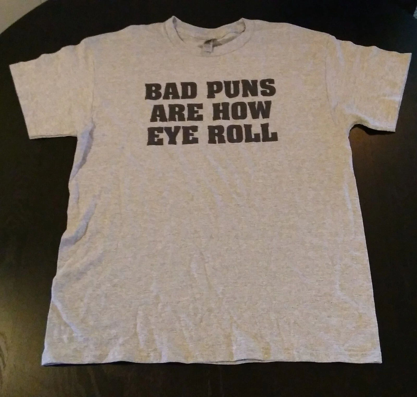 Gildan Men's Large Gray "Bad Puns are how Eye Roll" Graphic T-shirt