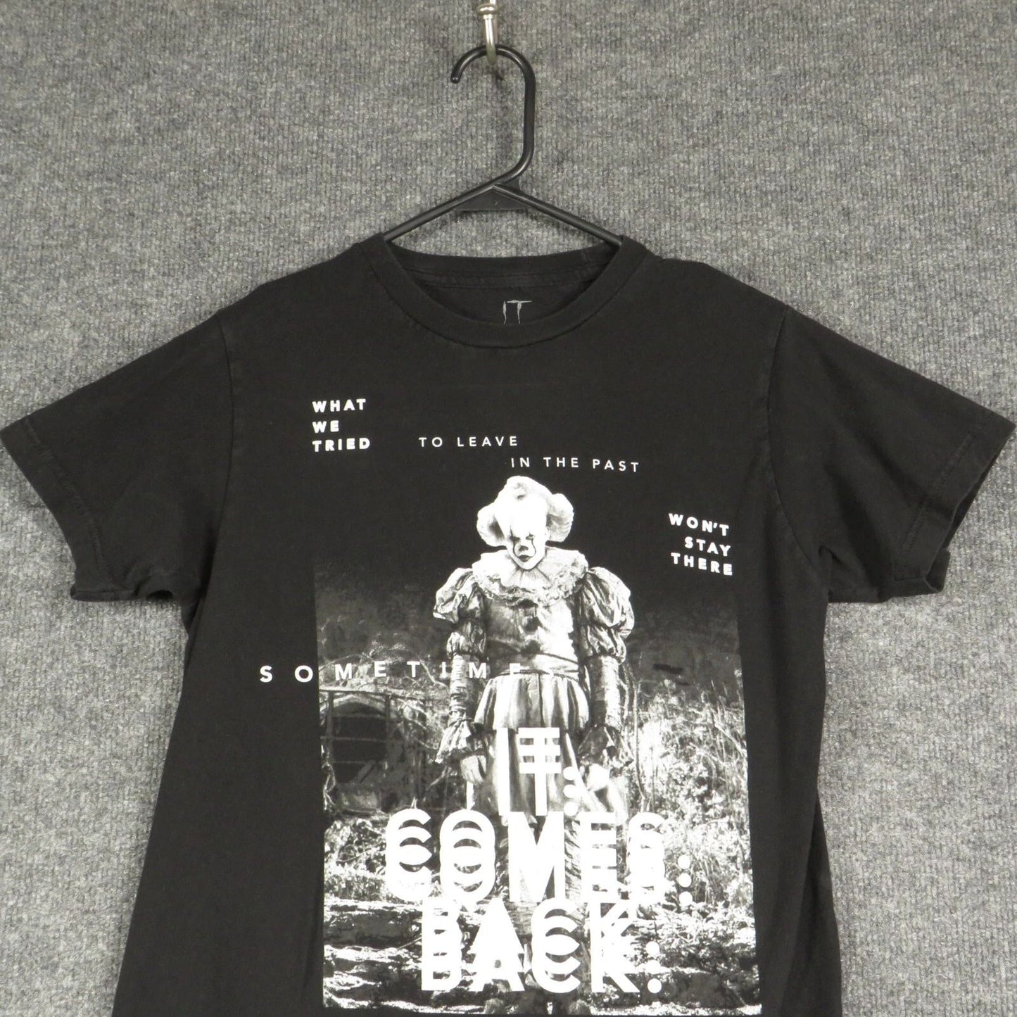 IT Shirt Mens Small Black Short Sleeve Crew Neck Pullover 100% Cotton T Shirt