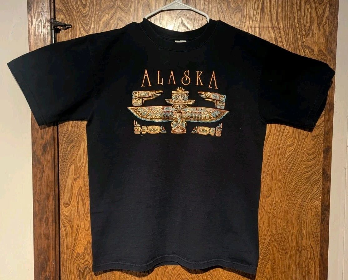 Alaska Graphic T-Shirt Men Size Medium Black Short Sleeve Totem Pole Embroidered