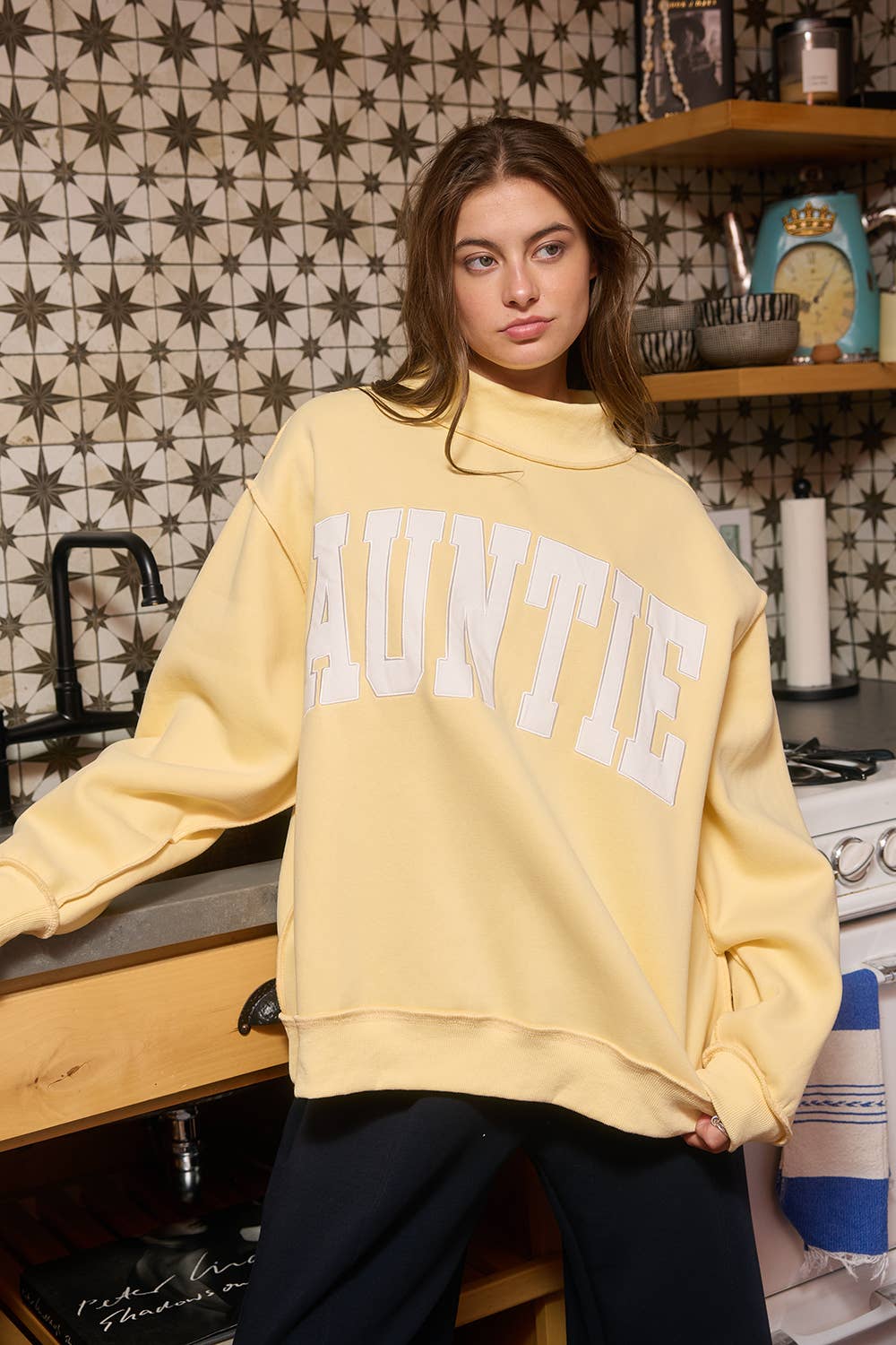 IT2594E-AUNTIE | 'auntie' Embroidered Applique Sweatshirt