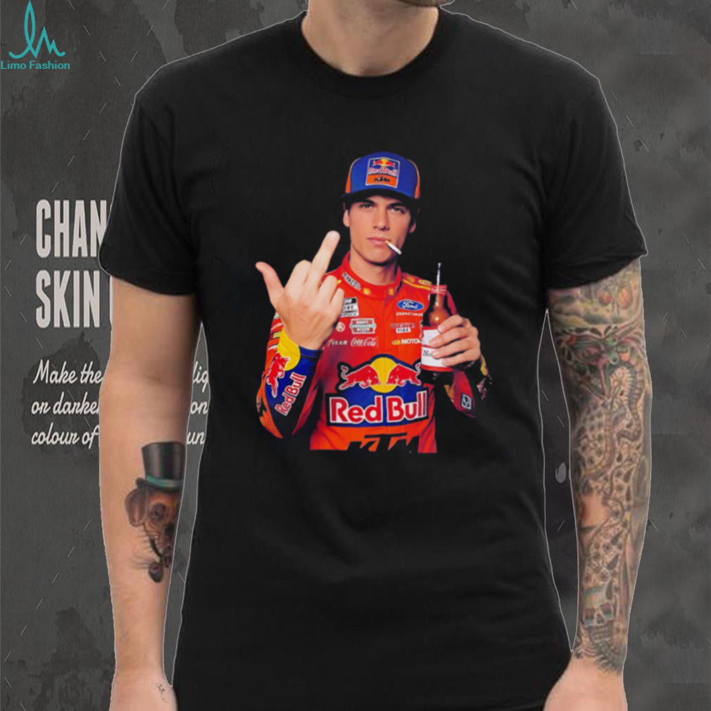 Jorge Prado holding beer middle finger shirt