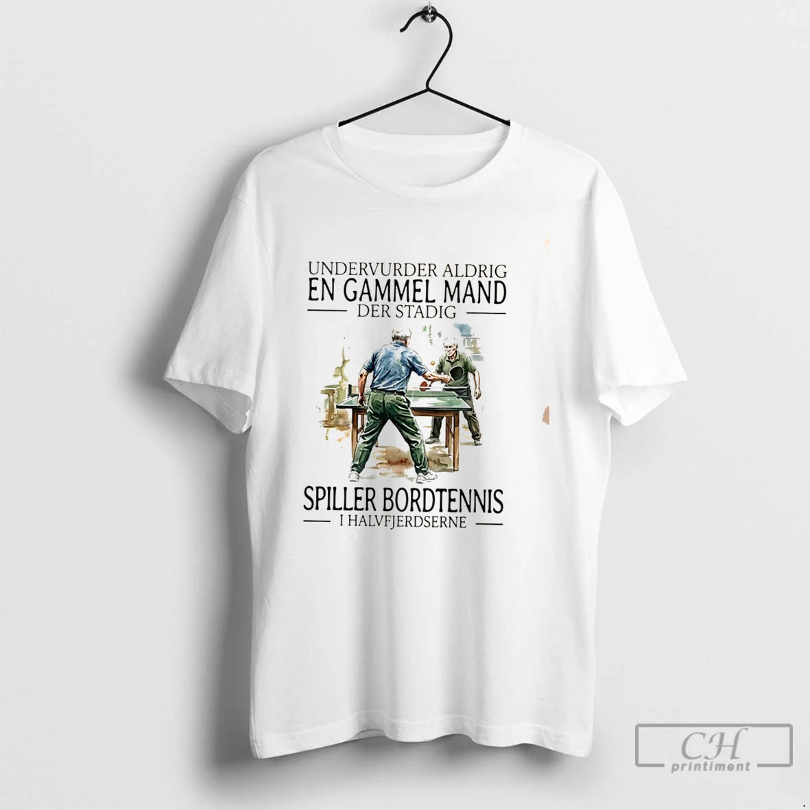 Premium Undervurder Aldrig En Gammel Mand Der Stadig Spiller Bordtennis I Halvfjerdserne Tee T Shirts