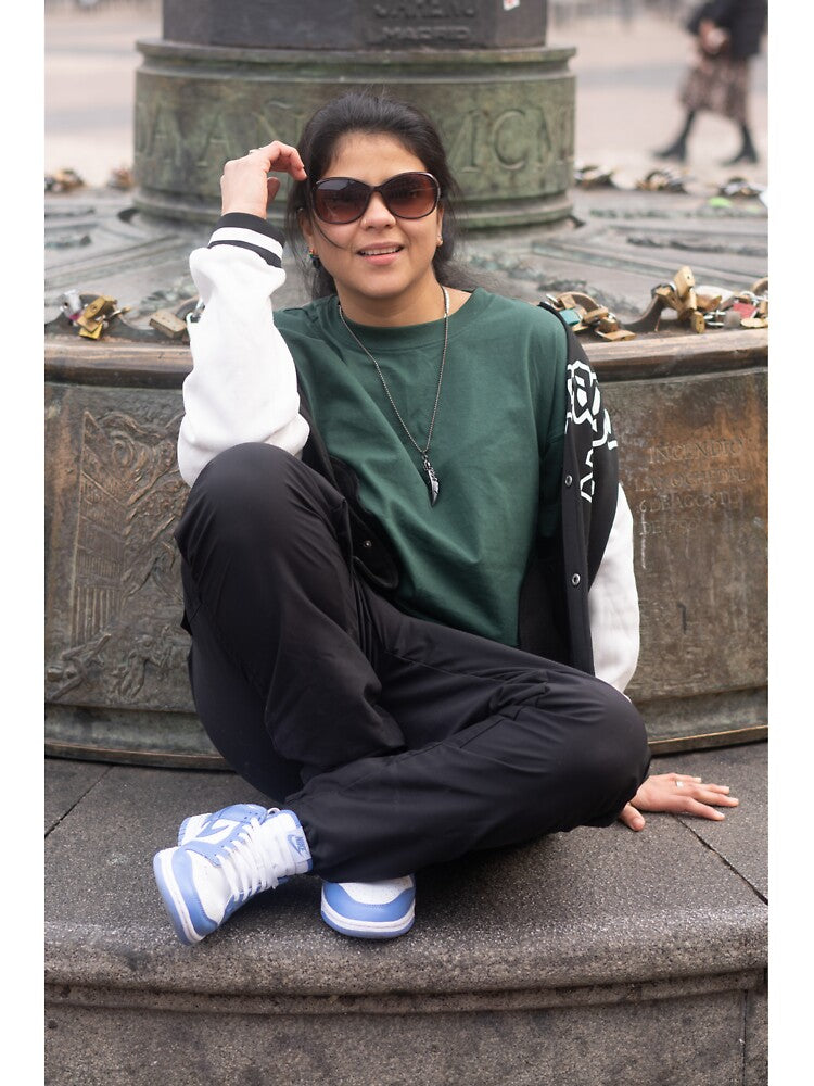 Girl sitting with sunglasses by EmporioFoto