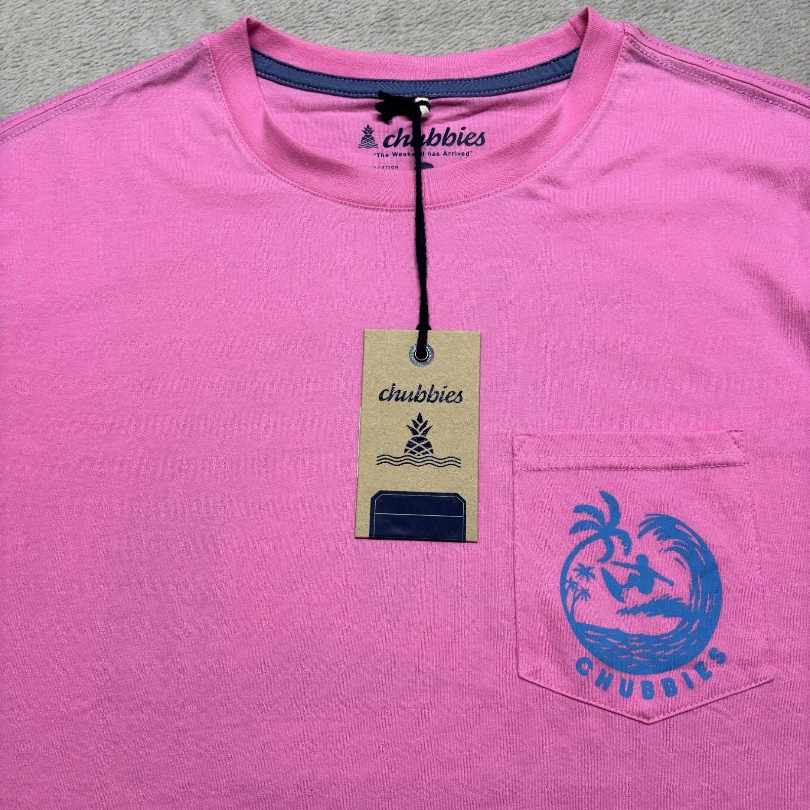 NEW NWT Mens L Chubbies Graphic T Shirt The Surfer Pink W/ Front Pocket