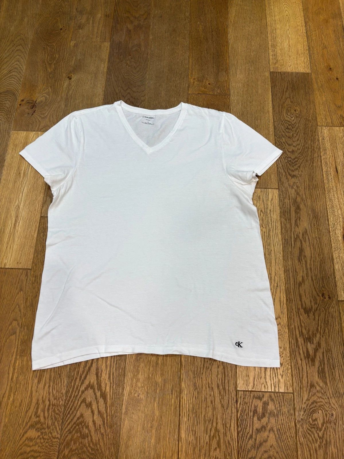 Calvin Klein Classic Fit Men's V-neck White T-shirt L