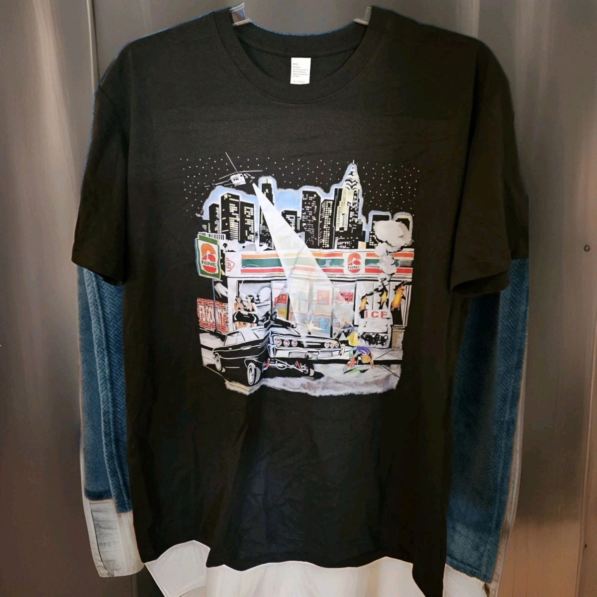 T-Shirt With Graphic Of Lowrider Car, City Skyline, 7-Eleven-Style Store Sz XL