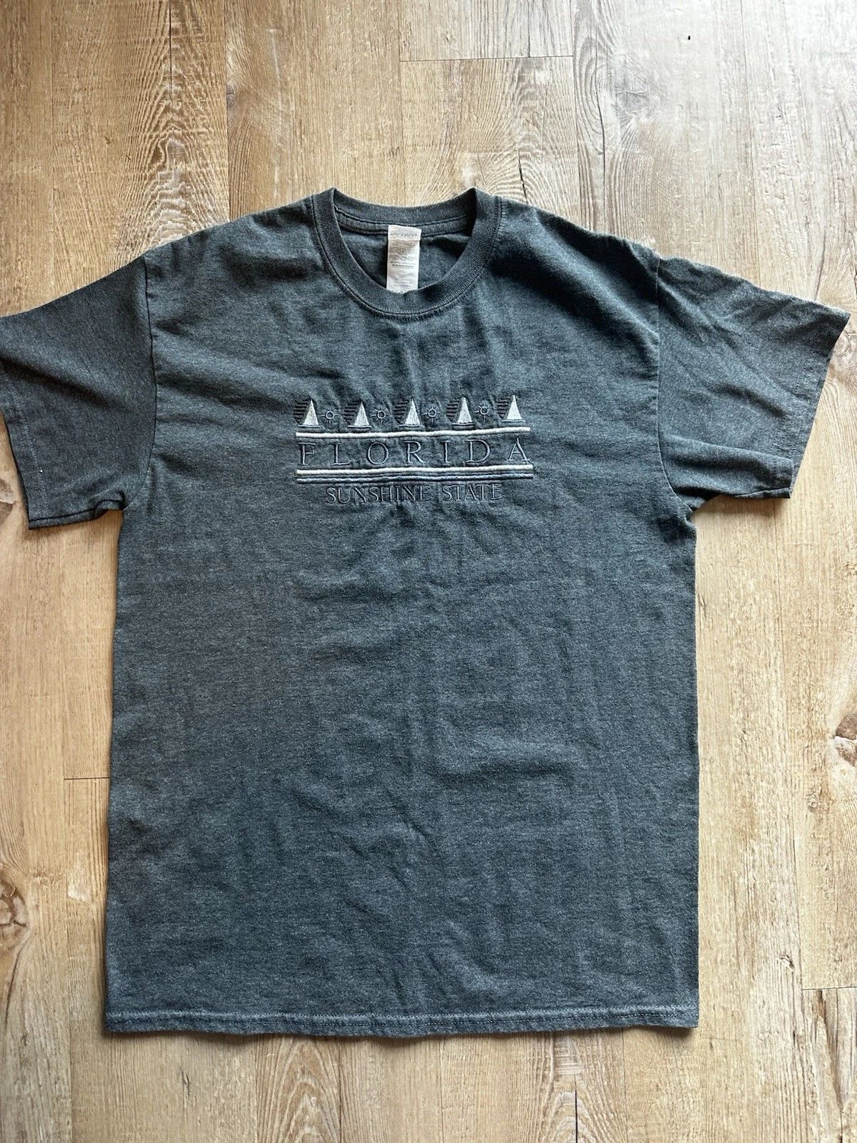 Modern dark grey t-shirt with embroidered "Florida Sunshine State" design Size M
