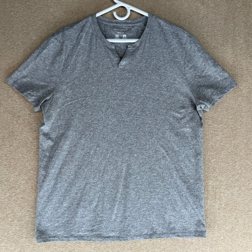 Banana Republic Quick Dry Breathable Men's Size L Solid Gray V-Neck T-Shirt