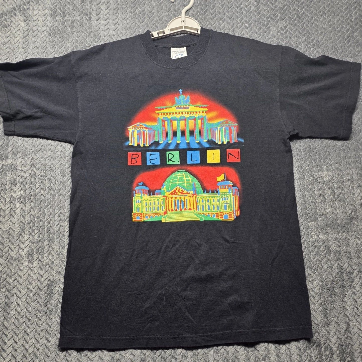 Berlin Germany Graphic T-Shirt Men’s Large Black Y2K Travel City Souvenir