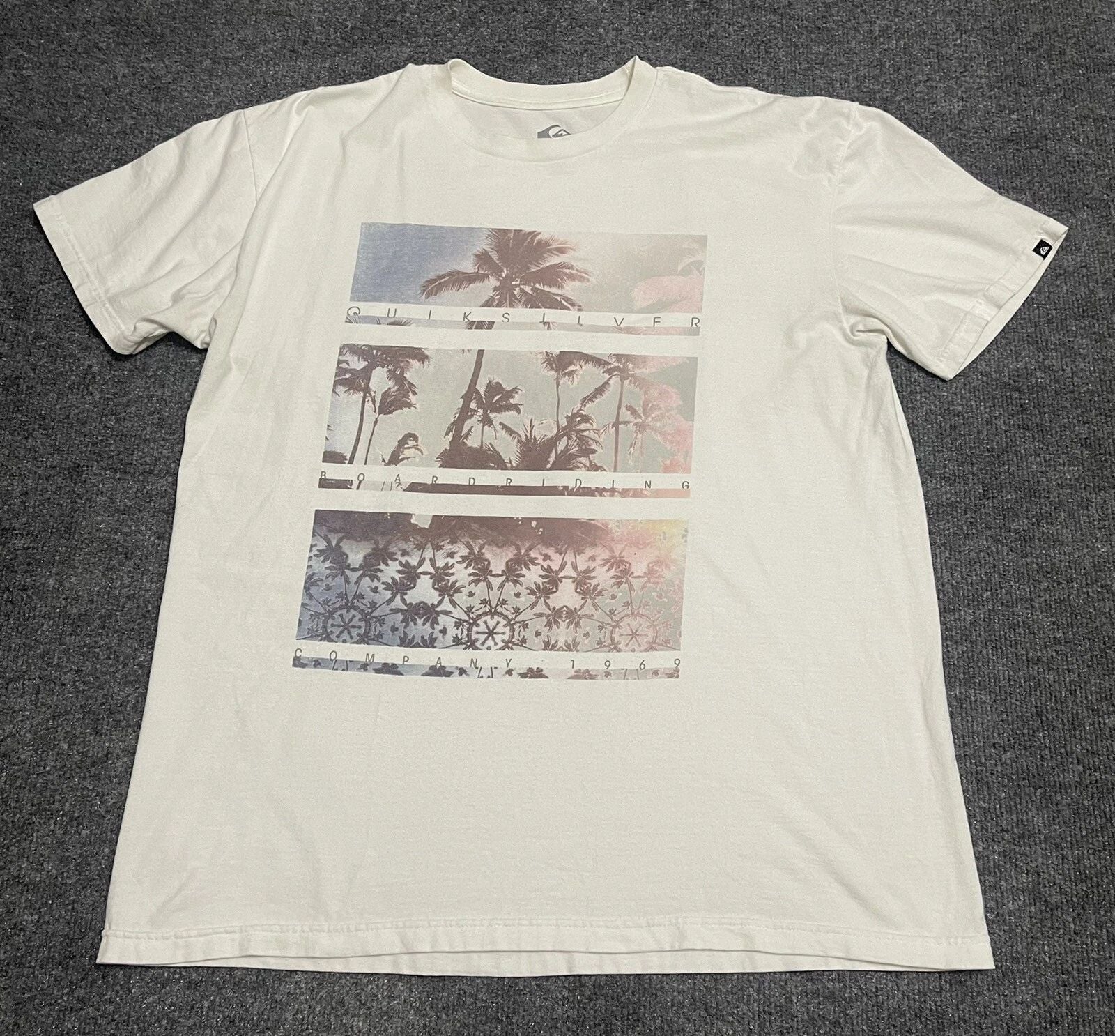 Quiksilver Adult Mens XL T-Shirt Tee Spell Out Print Front Surf Surfing *