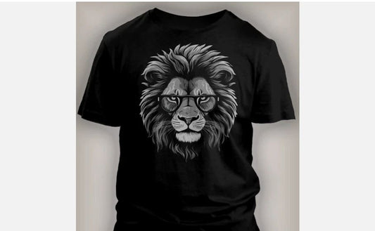 Men's T-shirt printed with a clever lion, the symbol of the Leo zodiac sign