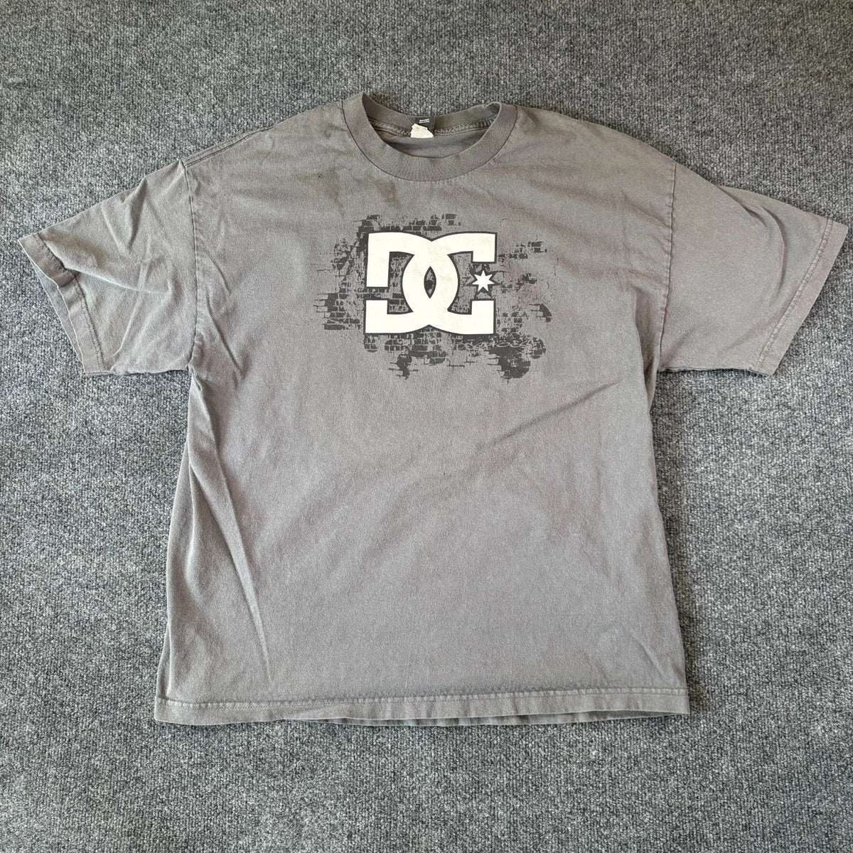 DC Shoes T-Shirt Mens X-Large Gray White Cotton Logo Graphic Print Everyday Wear