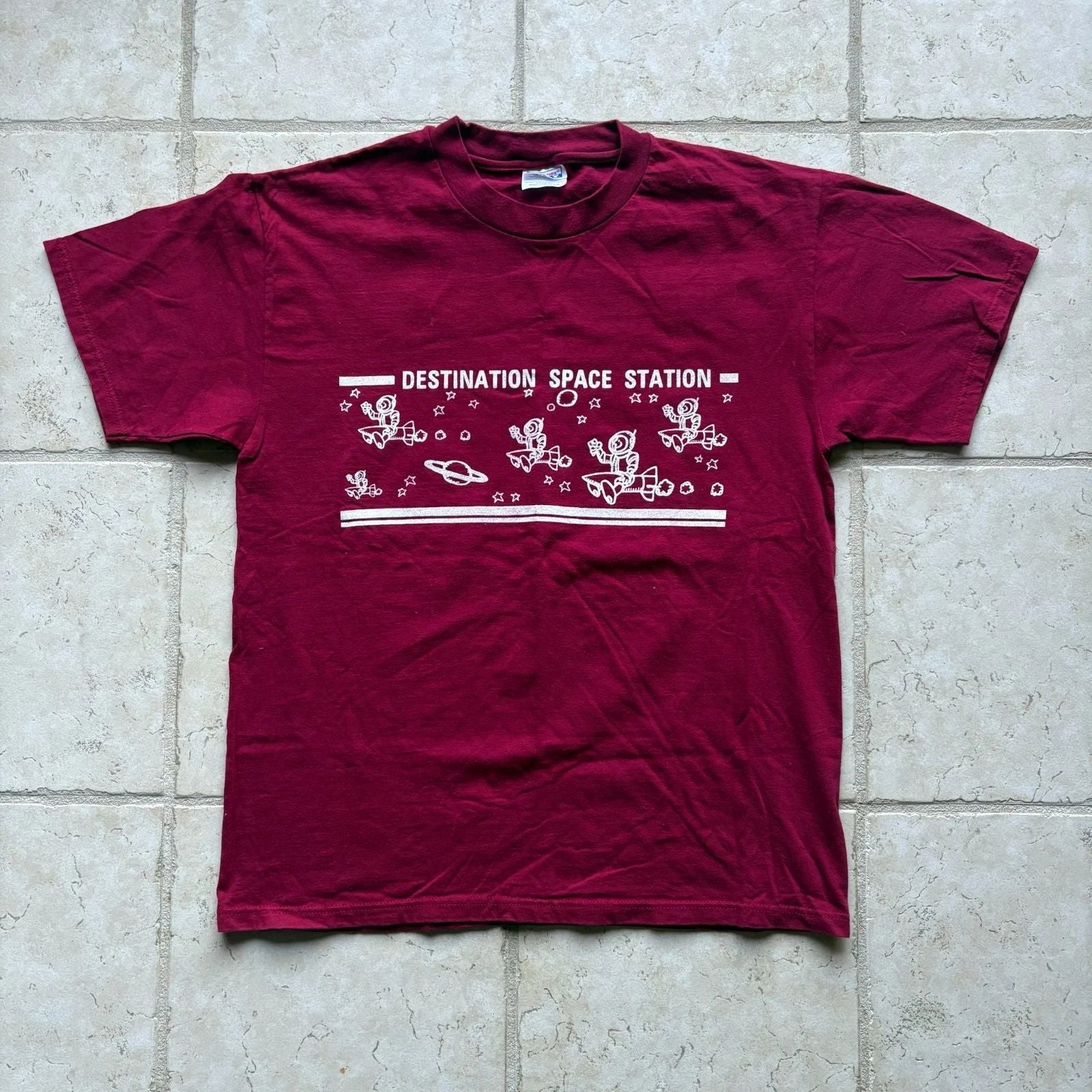 Y2K / Vintage Destination Space Station Astronaut Graphic Tee Red Size Large