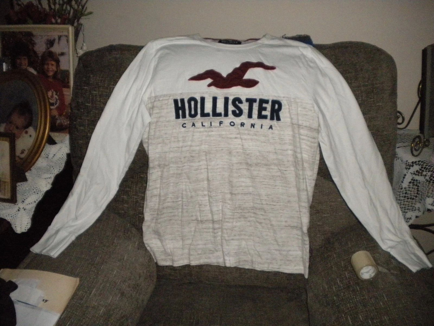 HOLLISTER Mens Medium  Long Sleeve Crew Neck  Logo Graphic- very nice .